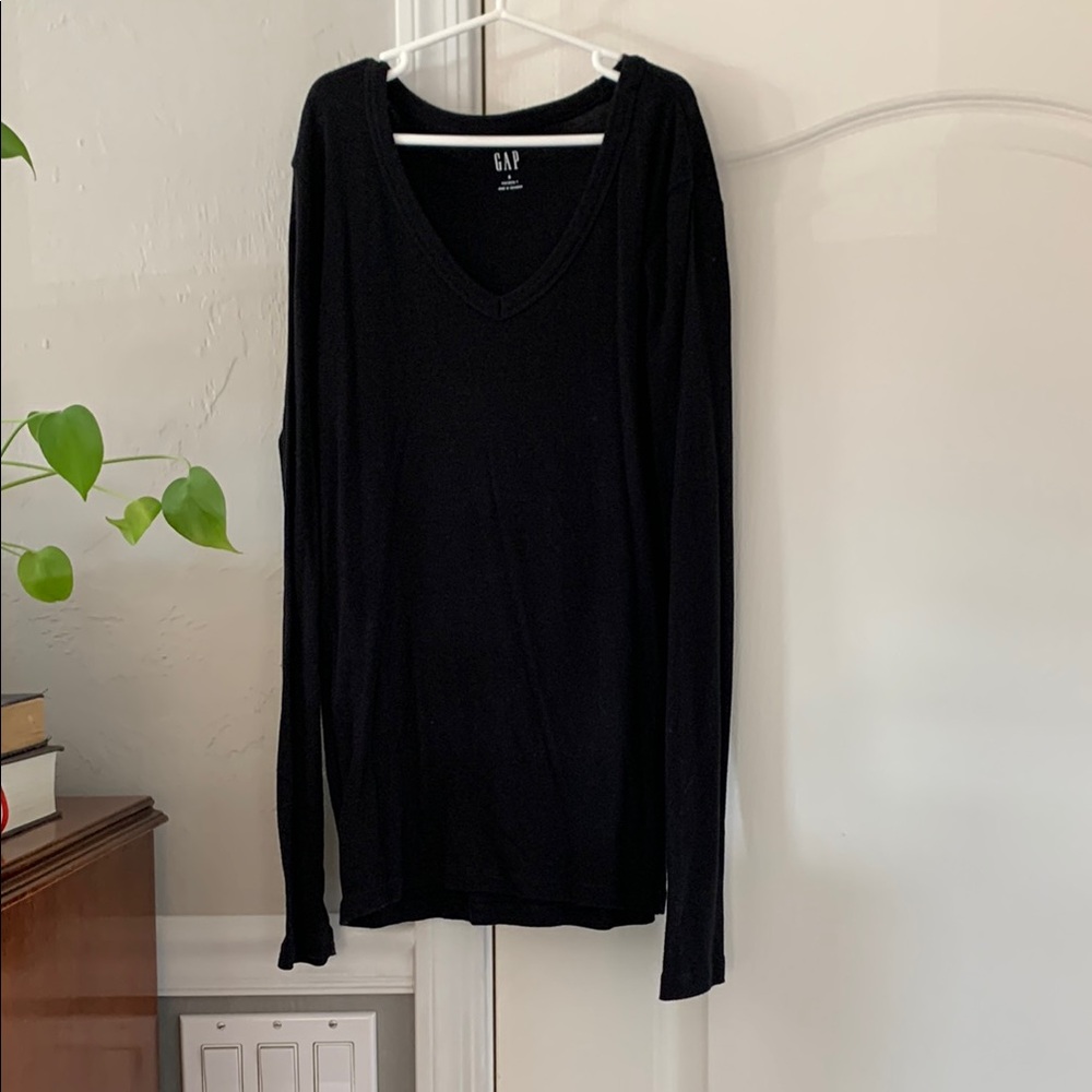 •Gap Classic Black V-Neck Longsleeve•